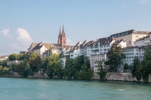 Базель, Швейцария - 23 июня 2017: Вид на город Базель и реку Рейн, Швейцария, Европа. Люди плавают в воде. Летний пейзаж, солнечная погода, голубое небо и солнечный день