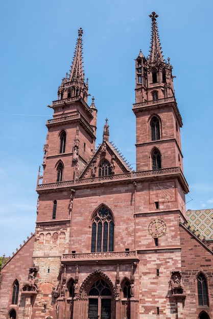 Basilea, svizzera - 23 giugno 2017: vista sulla cattedrale di basilea, è uno dei principali punti di riferimento e attrazioni turistiche della città svizzera di basilea. paesaggio estivo, tempo soleggiato, cielo azzurro e giornata di sole