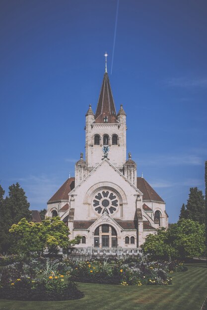 Foto basel, zwitserland - 20 juni 2017: uitzicht op st. paul's church (pauluskirche), onderdeel van de evangelisch-gereformeerde kerk van het kanton basel. zomerdag met blauwe lucht