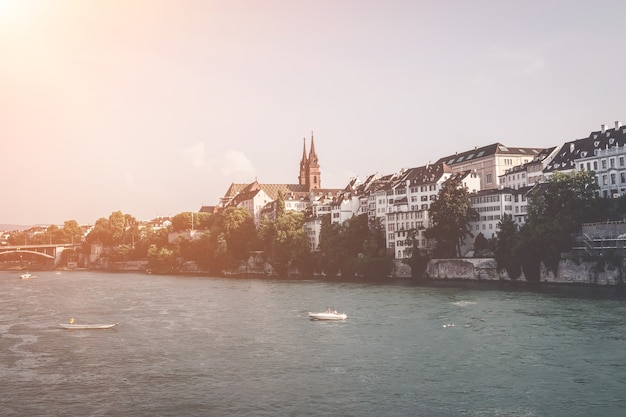 Basel, Zwitserland - 23 juni 2017: uitzicht op de stad Basel en de rivier de Rijn. Zomer landschap, zonneschijn weer, blauwe lucht en zonnige dag. Mensen zwemmen in de rivier