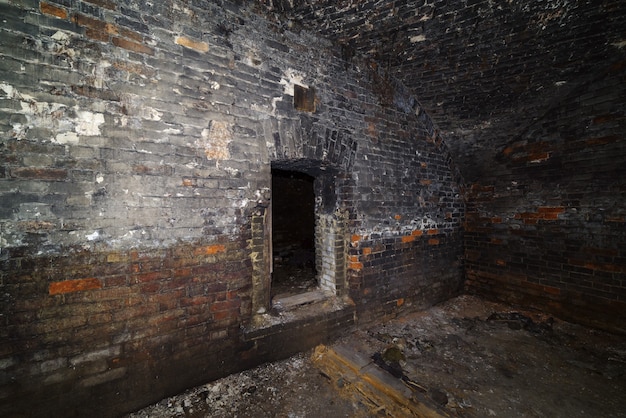 돔형 금고가 있는 오래된 집의 지하실. 사진은 러시아 Orenburg에서 촬영되었습니다.