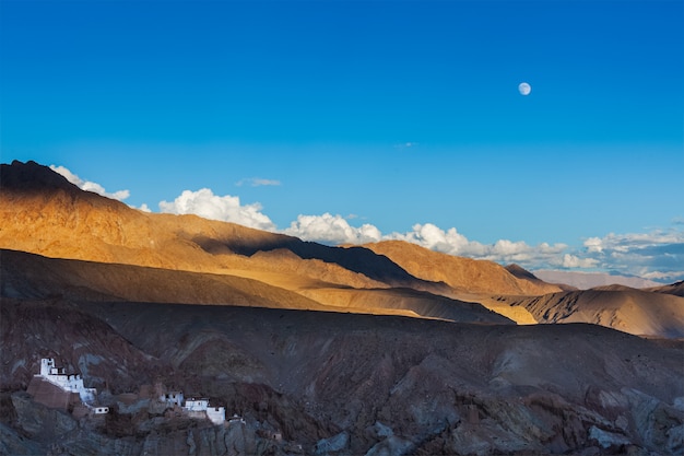 Monastero di basgo e sorgere della luna in himalaya. india