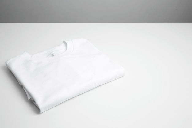 Basic gevouwen wit t-shirt Mock up voor branding t-shirt Kopieer ruimte