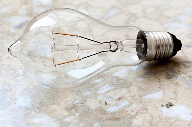 Photo basic light bulb on neutral background