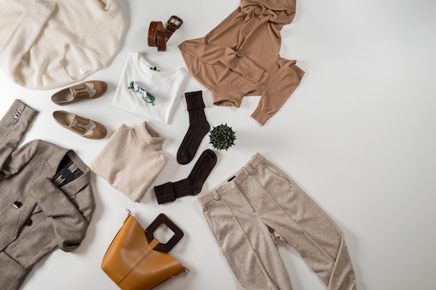 basic minimalistische kledingkast Flat lay