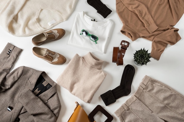 basic minimalistische kledingkast Flat lay