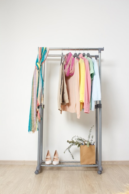 Basic vrouwelijke kleding op hangers