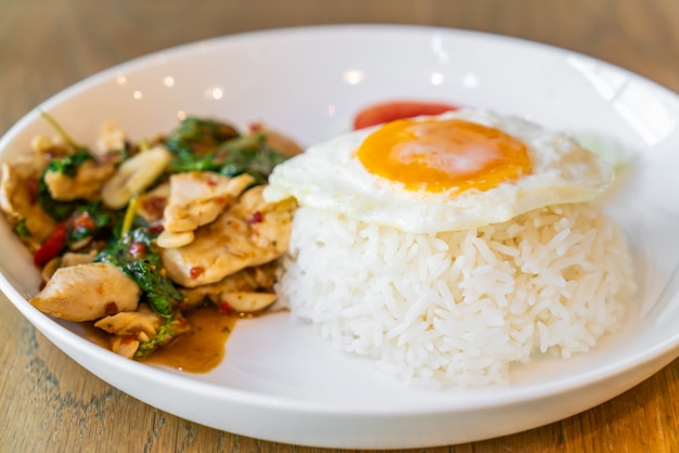 Basil Fried Chicken en gebakken ei met rijst