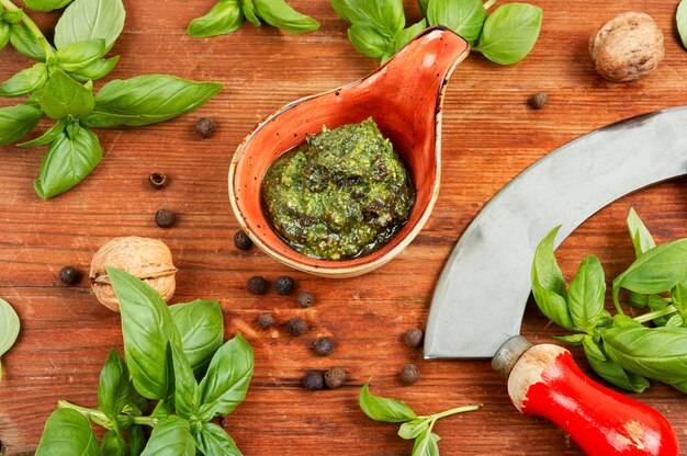 Foto salsa di pesto al basilico