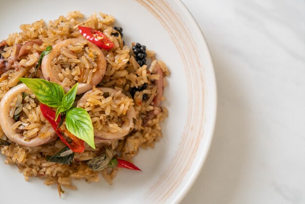 Photo basil and spicy herb fried rice with squid or octopus