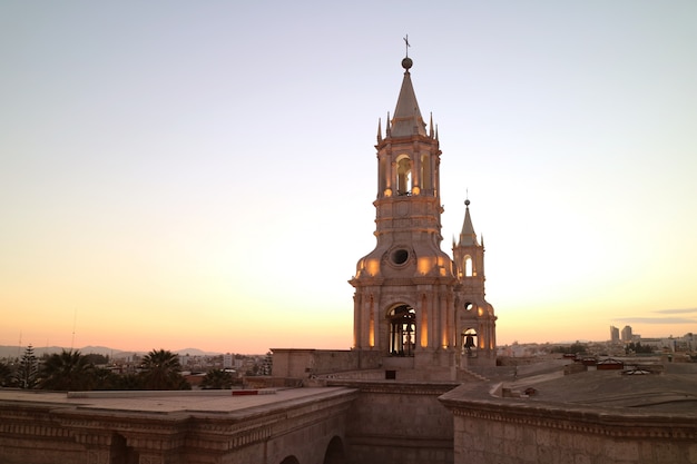 Cattedrale basilica di arequipa, sito patrimonio mondiale dell'unesco di arequipa in serata, perù