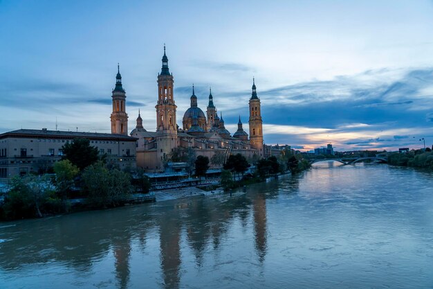 Photo basilica del pilar by the river at dusk zaragoza