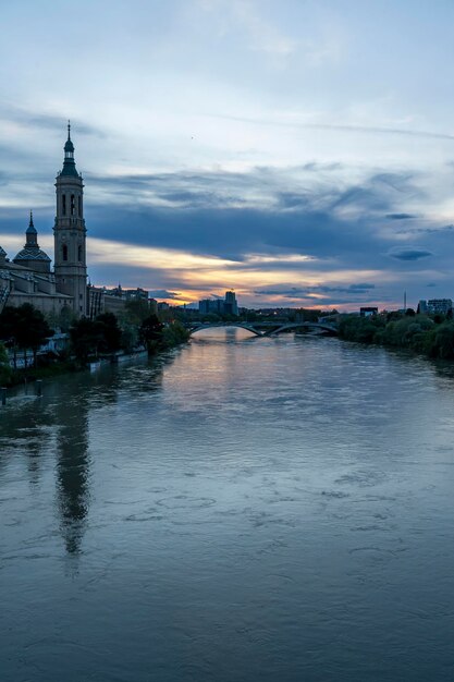 Photo basilica del pilar by the river at dusk zaragoza