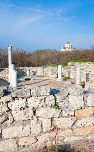 Chersonesos (고대 도시) 및 St Vladimir 대성당 (세 바스 토폴, 크리미아, 우크라이나)의 저녁에 성당 발굴