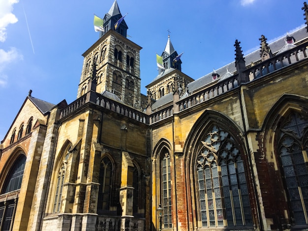 Photo basilica of saint servatius on sunny day maastricht the netherlands