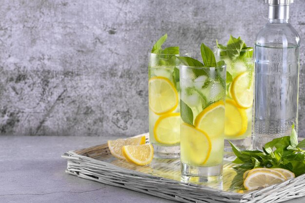 Foto basilicum citroen gin en tonic zeer licht ongelooflijk verfrissende cocktail