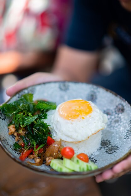 Basilicum, gebakken ei, Thais menu dat dit menu altijd bestelt wanneer u maar wilt