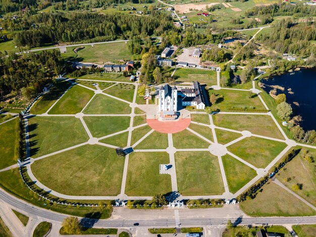 Foto basiliek in aglona letland luchtfoto van de witte katholieke kerk basiliek in letland aglona