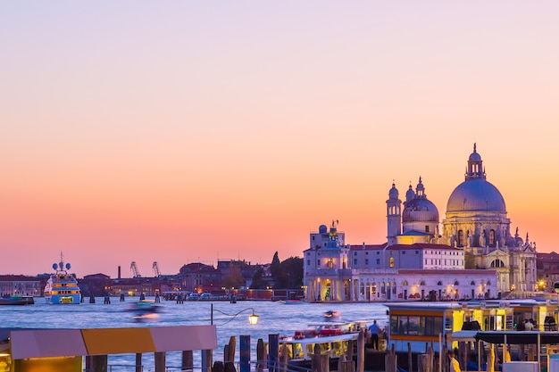 Basiliek Santa Maria della Salute in Venetië, Italië tijdens de mooie zonsondergang van de de zomerdag.