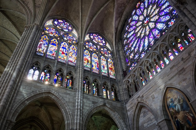 Foto basiliek van saintdenis binnenaanzicht