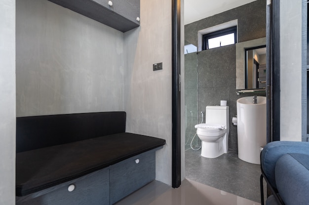 화장실에 옷장이있는 현대적인 로프트 스타일의 욕실 세면대