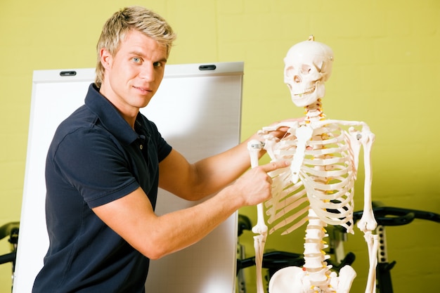 Basis anatomie in de sportschool uit te leggen