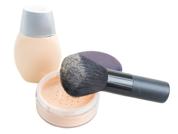 Basis make-up met poeder, foundation en penseel op wit wordt geïsoleerd