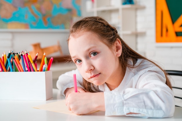 Basisschool en onderwijs Leerling van basisschool studeert binnen