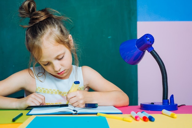 Basisschool portret van leerling van basisschool studeren binnenshuis Kinderen Wetenschapsonderwijs concept S