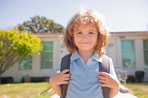 Basisschoolkind op schoolleerling grappig gezicht