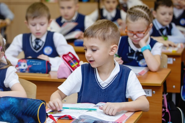 Basisschoolkinderen aan hun bureau in de klas