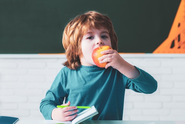 Basisschoolleerling eet appel basisschool grappige kinderen van basisschool schoolkind of prescho