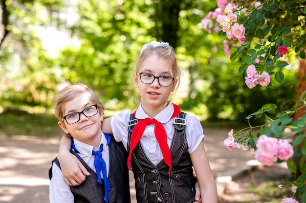 basisschoolleerlingen dragen schooluniform.