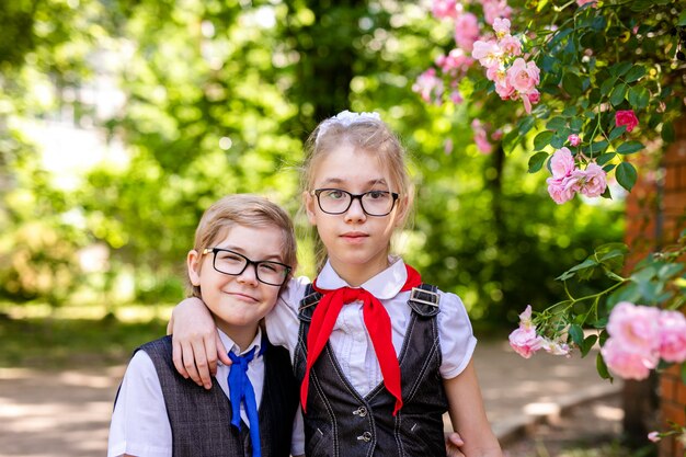 basisschoolleerlingen dragen schooluniform.