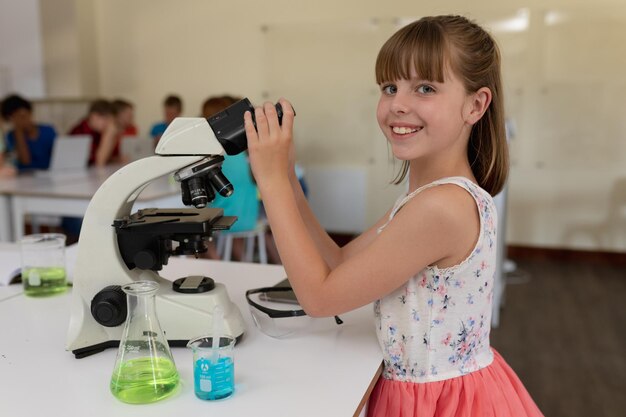 Basisschoolmeisje in de scheikundeles