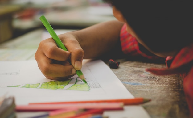 Basisschoolstudent in een Aziatische school. Onderwijs- en leeractiviteiten met klasgenoten