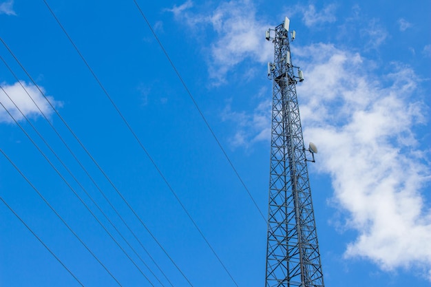 Basisstation en mooie bewolkte blauwe hemel. Onderaanzicht van het basisstation. Communicatietechnologie.