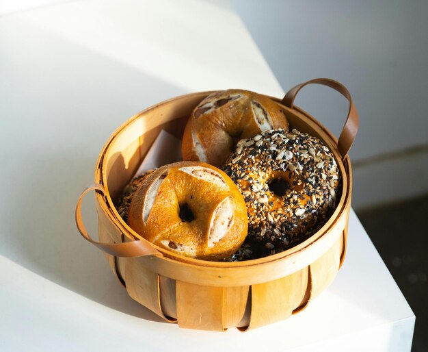 Photo a basket of bagels with sesame seeds and sesame seeds