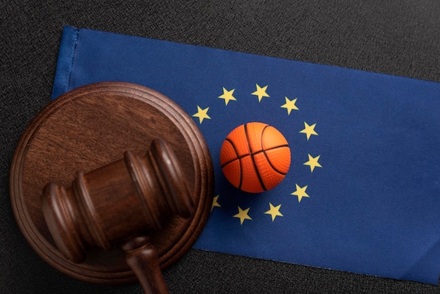 Basket ball e giudice martelletto sulla bandiera dell'unione europea concetto di scommesse sportive scommesse sul basket nell'ue