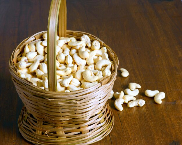 Photo a basket of cashews is on a table.