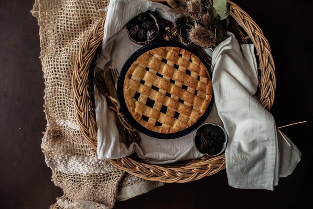 Foto un cesto di cibo con sopra una torta