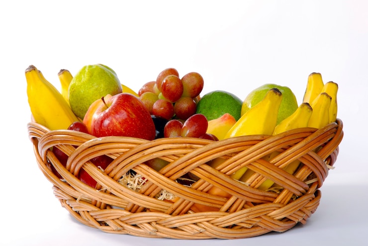 Photo basket of fruit with banana, apple, grape, pear