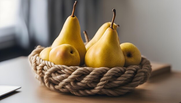 テーブル上の梨と梨のバスケット