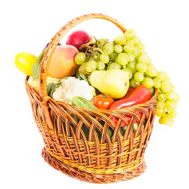 白で隔離の野菜や果物のバスケット