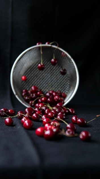 Photo a basket with cherries on it and a black background