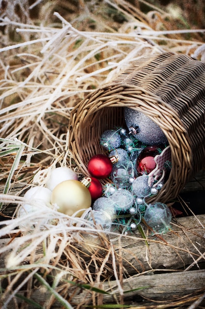 Cesto con giocattoli di natale