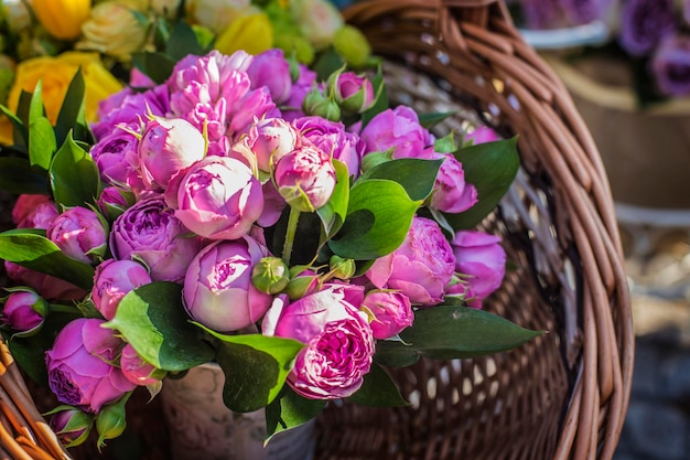 Корзина с пионами Красивая корзина с цветочным подарком на цветочном рынке Цветы пионов крупным планом
