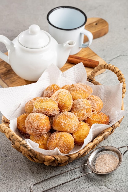 bolinho de chuva로 알려진 브라질의 레인 쿠키가 든 바구니