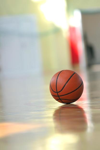 basketbal binnenshuis op school en in de sportschool