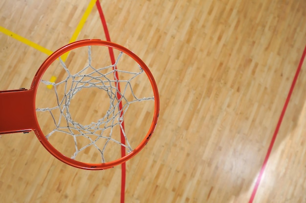 basketbal binnenshuis op school en in de sportschool